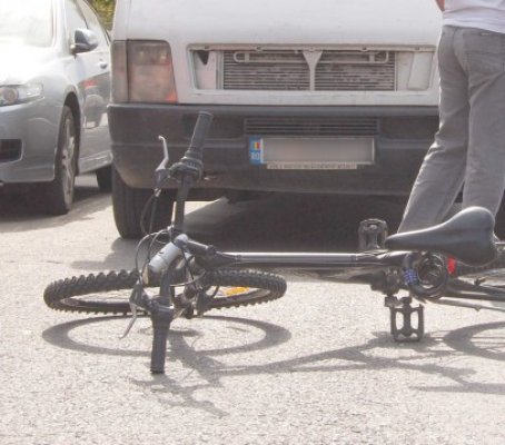 Biciclist, accidentat de un autoturism pe bulevardul Mamaia